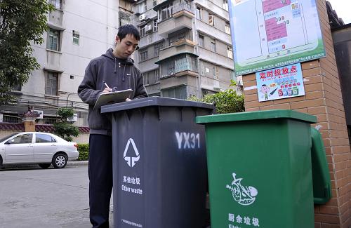 12月5日,在廣州市一處試點小區(qū),垃圾分類督導(dǎo)員莫嘉偉在對居民投放的垃圾量進行登記。日前,廣州市城管委公布,在越秀區(qū)廣東省民政廳宿舍、海珠區(qū)黃埔村、黃埔區(qū)文沖街公安小區(qū)、天河區(qū)云龍苑、蘿崗區(qū)聯(lián)和街黃陂新村東區(qū)、荔灣區(qū)立白集團動感小西關(guān)等6個小區(qū)進行生活垃圾計量收費試點。 據(jù)廣州市城管委介紹,在試點小區(qū),垃圾被分為可回收垃圾、廚余垃圾、有害垃圾和其他垃圾4類,其中,廚余垃圾和其他垃圾需要計量收費,不同容量的垃圾專用袋單價不同。目前,垃圾計量專用袋對試點小區(qū)居民免費發(fā)放,試點時間預(yù)計為3個月。垃圾計量專用袋采用“實名制”,全部貼有住戶的編碼。 在試點期間,小區(qū)每個垃圾投放點均設(shè)垃圾分類督導(dǎo)員,對違反分類投放者進行教育勸導(dǎo),暫不開罰。同時,督導(dǎo)員還要對每家每天產(chǎn)生的垃圾量以及居民需求進行登記,作為后續(xù)購買專用垃圾袋的參考。 記者算了一筆賬,如果垃圾計量收費推行,按照試點期間向居民免費發(fā)放的30只中號廚余垃圾專用袋和30只小號其他垃圾專用袋計算,每戶居民每月垃圾處理支出為10.5元;而廣州現(xiàn)在征收的垃圾處理費為每月15元,并已實行20多年。新華社記者