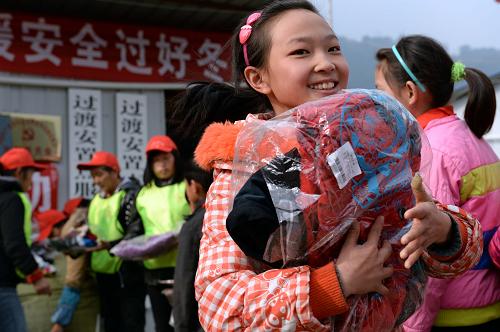 12月5日,在四川省雅安市寶興縣靈關鎮(zhèn)趙家壩集中過渡安置點,寶興縣靈關鎮(zhèn)中心小學的學生領取棉衣。當日,四川省雅安市寶興縣團委、綿陽市完美春天志愿者服務中心在寶興縣靈關鎮(zhèn)趙家壩集中過渡安置點聯(lián)合開展“我為災區(qū)群眾做一件事”暖冬行動。54名志愿者為靈關鎮(zhèn)趙家壩集中過渡安置點的群眾送來愛心人士和企業(yè)捐贈的1200套棉衣和521個暖手袋,讓地震災區(qū)安置點群眾溫暖過冬。新華社發(fā)(李向雨 攝)