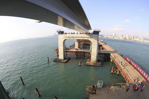 12月6日,在大連南部濱海大道跨海大橋施工現(xiàn)場,第一節(jié)梁箱順利安裝完畢。新華社發(fā)(王華 攝)