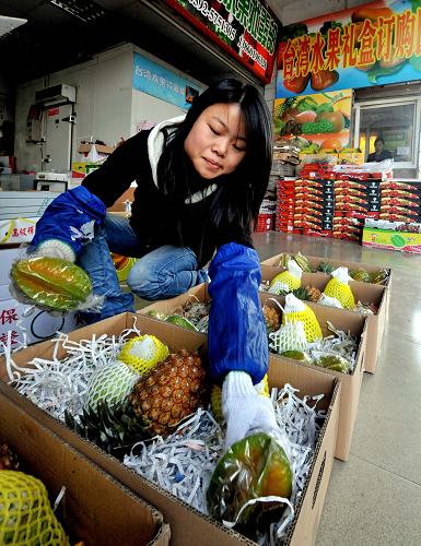2009年1月16日,在廈門中埔臺灣水果集散中心,商家將臺灣水果分裝銷售。 兩岸“三通”后,臺灣銷往大陸的水果運輸時間縮短,損耗率下降,成本降低。品質(zhì)新鮮、價格實惠的臺灣水果更加受到大陸消費者的青睞。新華社記者 張國俊 攝