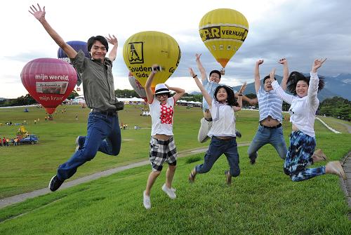大陸游客在臺東熱氣球嘉年華上歡呼跳躍(2013年6月18日攝)。2013年7月18日是大陸居民赴臺游正式開放5周年的日子。據(jù)臺旅會最新統(tǒng)計,2013年1-5月,臺灣主要入境客源市場中,大陸游客119萬人次,同比增長12%。 新華社記者 陶明 攝