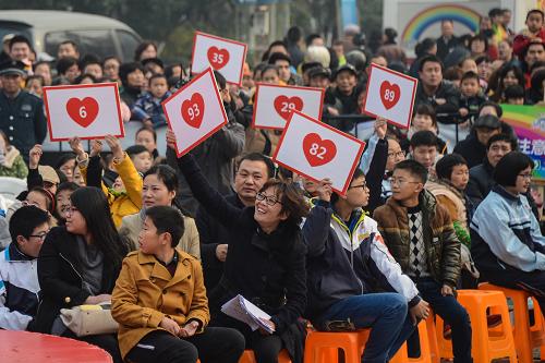 12月14日,助學(xué)活動(dòng)現(xiàn)場(chǎng),愛(ài)心人士紛紛舉牌與貧困孩子結(jié)對(duì)。 當(dāng)日,“2013彩虹計(jì)劃——大型公益助學(xué)結(jié)對(duì)大會(huì)”在浙江省杭州市吳山廣場(chǎng)舉行?;顒?dòng)通過(guò)結(jié)對(duì)認(rèn)捐方式,為浙江省內(nèi)3000多名家庭困難的學(xué)生獲得長(zhǎng)期結(jié)對(duì)資助,幫助他們獲得必要的學(xué)習(xí)用品和營(yíng)養(yǎng)午餐,并繼續(xù)學(xué)業(yè)?;顒?dòng)當(dāng)日,通過(guò)短信、網(wǎng)絡(luò)捐款和現(xiàn)場(chǎng)結(jié)對(duì)認(rèn)捐方式已收到愛(ài)心捐款226.7萬(wàn)元。“彩虹計(jì)劃”由浙江電視臺(tái)6頻道和浙江省愛(ài)心事業(yè)基金會(huì)共同舉辦,自2007年以來(lái)募集捐款總額已突破1000萬(wàn)元,幫助省內(nèi)貧困學(xué)子21000多名。新華社記者 徐昱 攝
