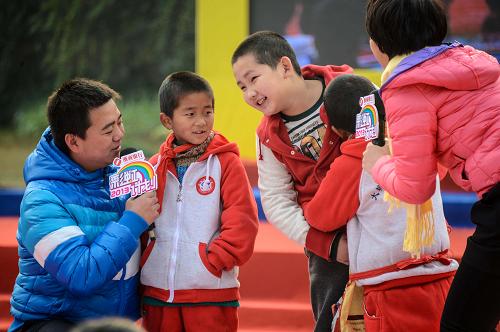 12月14日,杭州孩子俞韌天(中)與來(lái)自浙江遂昌的9歲貧困雙胞胎林權(quán)(左二)、林兵(右二)結(jié)對(duì)。 新華社記者 徐昱 攝