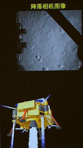 12月14日,嫦娥三號平穩(wěn)落月,中國首次地外天體軟著陸成功。這是北京飛行控制中心大屏幕上顯示的嫦娥三號探測器和降落相機圖像。新華社記者 李鑫 攝