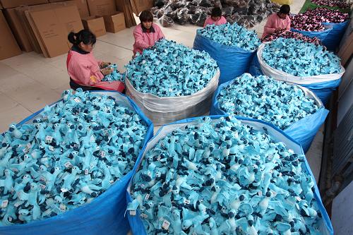 12月18日,山東省文登市界石鎮(zhèn)的一家玩具公司的工人在檢驗(yàn)準(zhǔn)備出口南美的《里約大冒險(xiǎn)2》系列動(dòng)漫玩具。臨近新年,膠東地區(qū)的玩具生產(chǎn)專(zhuān)業(yè)鎮(zhèn)山東省文登市界石鎮(zhèn)的玩具企業(yè)生產(chǎn)繁忙。近年來(lái),界石鎮(zhèn)玩具生產(chǎn)企業(yè)在市場(chǎng)不景氣的環(huán)境下,提高生產(chǎn)技術(shù)水平,取得了國(guó)際動(dòng)漫大片衍生品動(dòng)漫玩具的授權(quán)生產(chǎn)許可,先后生產(chǎn)了《藍(lán)精靈》《憤怒的小鳥(niǎo)》《里約大冒險(xiǎn)2》等動(dòng)漫大片的系列玩具產(chǎn)品供應(yīng)國(guó)際市場(chǎng),逐漸實(shí)現(xiàn)了企業(yè)的轉(zhuǎn)型升級(jí)。新華社發(fā)(陳宏青 攝)
