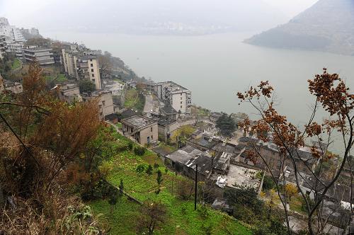 這是黃土坡滑坡體上一處尚未搬遷的居民區(qū),江對(duì)面就是12月16日巴東地震的震中所在地東瀼口鎮(zhèn)。湖北省巴東縣發(fā)生5.1級(jí)地震后,專(zhuān)業(yè)技術(shù)人員對(duì)三峽庫(kù)區(qū)最大滑坡體黃土坡滑坡體等28處既有地質(zhì)災(zāi)害體進(jìn)行了宏觀地質(zhì)巡查。記者18日從巴東縣國(guó)土資源局獲悉,這些地質(zhì)災(zāi)害體在震后均未見(jiàn)明顯變形。新華社記者 郝同前 攝