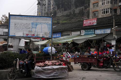 地震后黃土坡滑坡體上的居民生活基本如常,路邊的一處告示牌標(biāo)明了滑坡避險(xiǎn)的撤離路線。新華社記者 郝同前 攝
