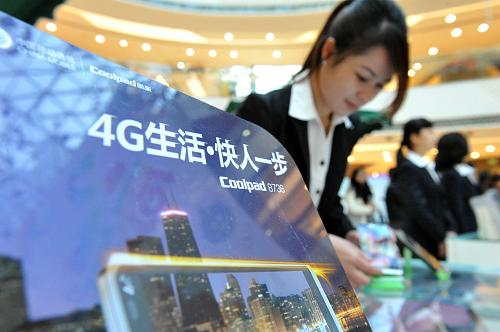 12月19日,在唐山移動(dòng)4G首場體驗(yàn)會(huì)現(xiàn)場,工作人員在展示4G手機(jī)。新華社發(fā)(鄭勇 攝)