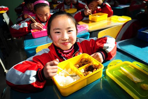 12月19日,西寧市城北區(qū)大堡子鎮(zhèn)小學(xué)學(xué)生王倩倩在吃午飯。新華社發(fā)(李少鵬 攝)