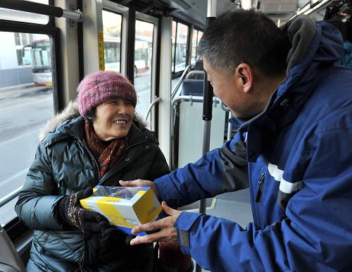 12月19日,北京第一代無軌電車女駕駛員宋淑慧專程乘坐“油改電”后的電車,并接受了工作人員贈(zèng)送給她的公交車模型。當(dāng)日,104路快車“油改電”電車線路開通,這是北京首條“油改電”電車線路。據(jù)北京公交集團(tuán)相關(guān)負(fù)責(zé)人表示,到2017年,將有數(shù)十條線路實(shí)現(xiàn)由柴油車向電驅(qū)動(dòng)車轉(zhuǎn)換,包括純電動(dòng)、雙源無軌電車和增程式電車。新華社記者 李文 攝