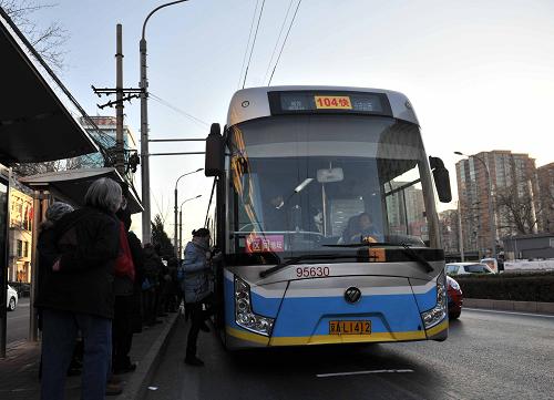12月19日,“油改電”的104路快車上路運(yùn)營。新華社記者 李文 攝