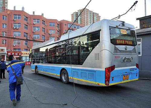 12月19日,工作人員為“油改電”后104路快車發(fā)車做準(zhǔn)備。新華社記者 李文 攝