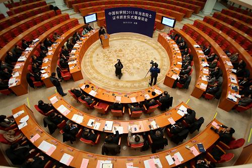 12月19日,中國科學(xué)院2013年當(dāng)選院士證書頒發(fā)儀式暨座談會(huì)在北京舉行,公布了新當(dāng)選院士名單,共有53人當(dāng)選為中國科學(xué)院院士,平均年齡54歲。今年還選舉產(chǎn)生了9名新當(dāng)選中國科學(xué)院外籍院士,目前外籍院士總?cè)藬?shù)達(dá)到72名。新華社記者 金立旺 攝