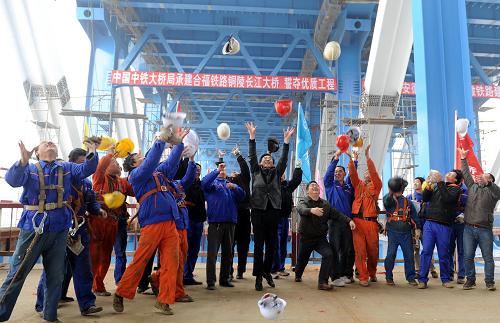 12月19日,中鐵大橋局建設者歡呼慶祝安徽銅陵長江公鐵兩用大橋合龍。新華社發(fā)(過仕寧 攝)