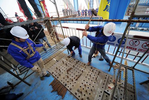 12月19日,中鐵大橋局的建設者在安徽銅陵長江公鐵兩用大橋上施工。 新華社發(fā)(過仕寧 攝)