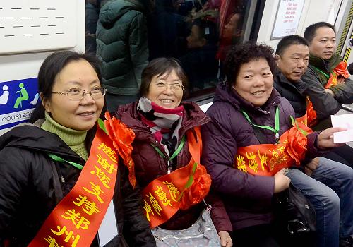 12月28日,幾位市民代表在鄭州軌道交通一號(hào)線的列車車廂內(nèi)體驗(yàn)“地鐵速度”。新華社記者 王頌 攝