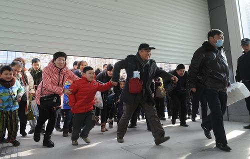 12月28日,鄭州市民進(jìn)入燕莊地鐵站乘坐地鐵。新華社記者 趙鵬 攝
