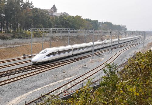 12月28日,廣西桂林至北京首趟高鐵列車在桂林市靈川縣境內(nèi)飛馳。廣西桂林到北京之間的高鐵當(dāng)日開(kāi)通。28日12時(shí)15分,G530次高鐵列車從桂林首發(fā),預(yù)計(jì)22時(shí)51分抵達(dá)北京西站,兩地車程從26小時(shí)壓縮至10個(gè)半小時(shí)左右。廣西由此成為全國(guó)首個(gè)開(kāi)通高鐵、開(kāi)行動(dòng)車的少數(shù)民族自治區(qū)。新華社記者 陸波岸 攝