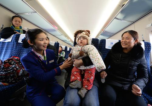 12月28日,乘務(wù)員在西安至寶雞高鐵列車上服務(wù)旅客。新華社記者 李一博 攝