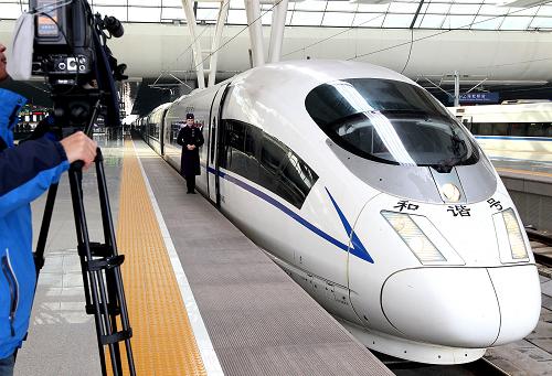 12月28日,開往沈陽的G1258次高鐵列車在上海虹橋站準(zhǔn)備始發(fā)。當(dāng)日,上海鐵路局新增開了上海虹橋至沈陽北等方向的30對動車組列車。隨著首列上海虹橋開往沈陽的G1258次高鐵列車正點始發(fā),我國長三角地區(qū)到東北地區(qū)高鐵“朝發(fā)夕至”成為現(xiàn)實,并將緩解2014年春運壓力。新華社記者 陳飛 攝