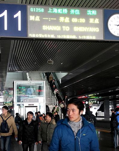 12月28日,旅客進(jìn)站準(zhǔn)備乘坐G1258次高鐵列車。新華社記者 陳飛 攝