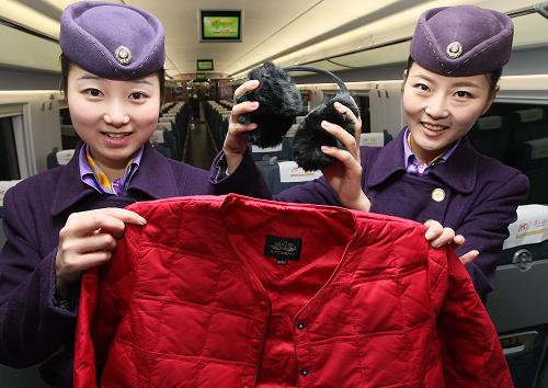12月28日,上海虹橋至沈陽G1258次列車上的乘務(wù)員在展示上海鐵路局配發(fā)的保暖內(nèi)衣膽和護(hù)耳套,為在東北地區(qū)服務(wù)運營做好準(zhǔn)備。新華社記者 陳飛 攝