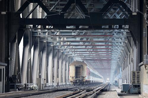 12月28日,一列旅客列車正在通過南京長江大橋。新華社發(fā)