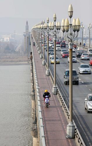 12月28日,車輛在南京長江大橋公路橋上行駛。新華社發(fā)