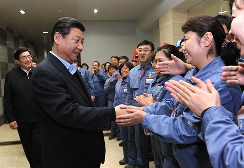 12月28日,中共中央總書記、國家主席、中央軍委主席習(xí)近平在北京看望一線職工和老年群眾。這是習(xí)近平與北京京橋熱電有限公司當(dāng)班職工一一握手。新華社記者 饒愛民 攝