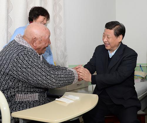 12月28日,中共中央總書記、國家主席、中央軍委主席習(xí)近平在北京看望一線職工和老年群眾。這是習(xí)近平在北京市海淀區(qū)四季青敬老院看望五保老人劉岐時同他握手交談。新華社記者 李學(xué)仁 攝