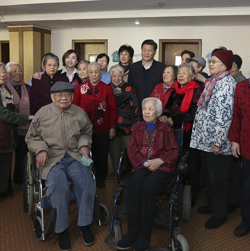 12月28日,中共中央總書記、國家主席、中央軍委主席習(xí)近平在北京看望一線職工和老年群眾。這是習(xí)近平在北京市海淀區(qū)四季青敬老院與老年讀書社成員合影。新華社記者 丁林 攝