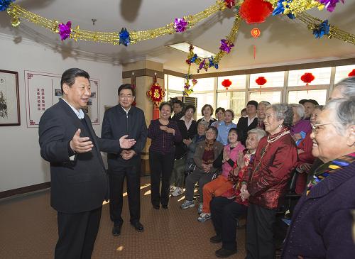 12月28日,中共中央總書記、國家主席、中央軍委主席習(xí)近平在北京看望一線職工和老年群眾。這是習(xí)近平在北京市海淀區(qū)四季青敬老院音樂室與老年合唱團(tuán)成員交流。新華社記者 李學(xué)仁 攝