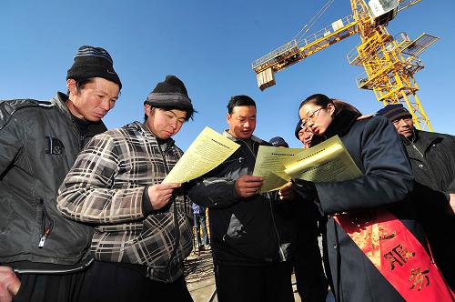 12月30日,在寧夏銀川市一處工地上,銀川火車站的工作人員在向務(wù)工人員介紹新的旅客列車運行圖實施后的乘車時刻。當(dāng)日,蘭州鐵路局銀川客運段和銀川火車站聯(lián)合舉行春運服務(wù)農(nóng)民工活動,車站工作人員、乘務(wù)員和鐵路公安干警紛紛走進(jìn)銀川市內(nèi)各大工地,通過向務(wù)工人員介紹新的旅客列車運行圖,購票方式和乘車禁止攜帶的物品等內(nèi)容,將春運來臨前的服務(wù)工作送到農(nóng)民工兄弟身邊。新華社記者 彭昭之 攝