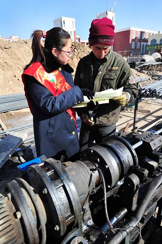 12月30日,在寧夏銀川市一處工地上,銀川火車站的工作人員在向務(wù)工人員介紹不同的購票方式。新華社記者 彭昭之 攝
