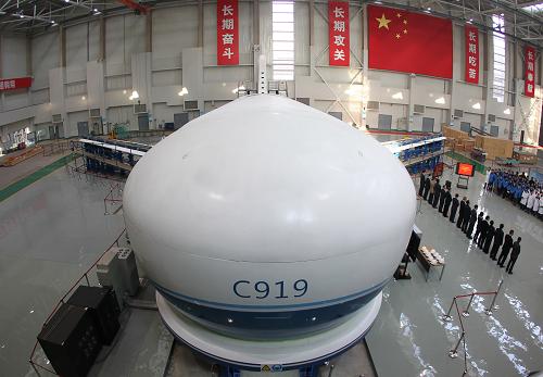 這是位于中國商飛上海飛機(jī)設(shè)計研究院內(nèi)的C919“鐵鳥”試驗臺(12月30日攝)。12月30日,國產(chǎn)大型客機(jī)C919“鐵鳥”試驗臺在中國商飛上海飛機(jī)設(shè)計研究院投入使用,這標(biāo)志著C919系統(tǒng)驗證工作正式啟動。“鐵鳥”試驗臺全稱為“飛控液壓系統(tǒng)綜合試驗臺架”,是飛機(jī)系統(tǒng)綜合、優(yōu)化設(shè)計、適航取證和交付運營、持續(xù)適航的關(guān)鍵試驗設(shè)施。新華社記者 裴鑫 攝