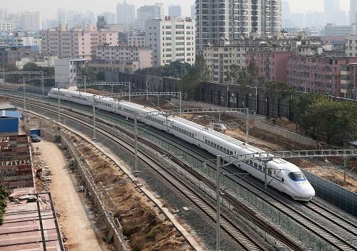 12月30日,動車組列車從廣西南寧市區(qū)穿過。當日,湘桂、柳南、沿海高鐵開通,9對動車組正式運營。加上此前投入運營的桂林至北京西、桂林至長沙間3對動車組,廣西已有12對動車組投入運營。桂林、柳州、南寧、欽州、北海、防城港等城市間實現(xiàn)鐵路高速銜接,形成南寧到北部灣城市的“1小時交通圈”,以高鐵為主導的交通網(wǎng),在廣西初步建成。目前,廣西建成高鐵里程達1137公里,約占全國高鐵總里程的10%。新華社記者 周華 攝