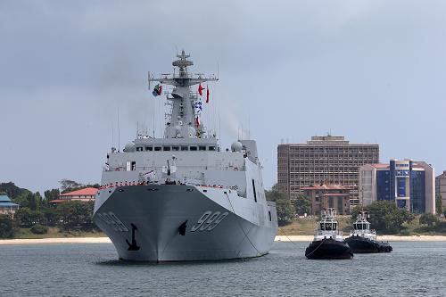 12月29日,井岡山艦(左)在坦桑尼亞船只的引導(dǎo)下駛?cè)脒_(dá)累斯薩拉姆港。圓滿完成護(hù)航任務(wù)的中國海軍第十五批護(hù)航編隊井岡山艦和衡水艦,于當(dāng)?shù)貢r間29日抵達(dá)坦桑尼亞達(dá)累斯薩拉姆港,開始對坦桑尼亞進(jìn)行為期4天的友好訪問。 新華社記者 張平 攝