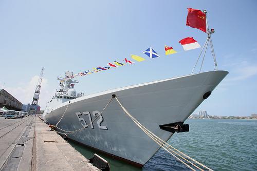 12月29日,衡水艦??刻股D醽嗊_(dá)累斯薩拉姆港。新華社記者 張平 攝
