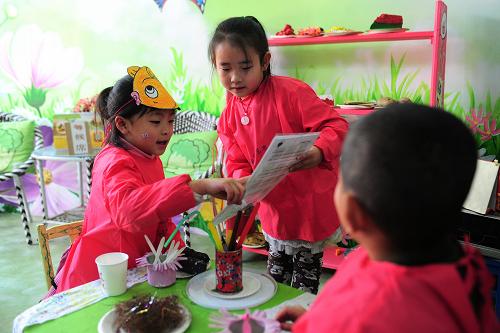 2013年12月31日,西寧市馨樂藝術幼兒園的小朋友在玩模擬餐廳游戲。新華社發(fā)(李少鵬攝)