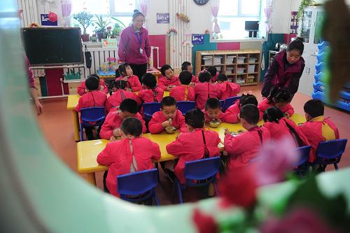 2013年12月31日,西寧市馨樂藝術幼兒園中班的小朋友在吃午飯。新華社發(fā)(李少鵬攝)
