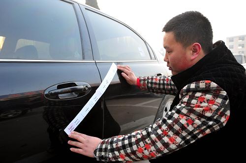 2013年12月31日,在山西省臨汾市隰縣縣委工作人員對公車進(jìn)行節(jié)假日封存。為治理公車私用、濫用問題,山西省臨汾市隰縣紀(jì)委監(jiān)察局要求節(jié)假日期間非執(zhí)勤公車全部“貼條入庫”,并向社會(huì)公布公務(wù)用車使用“五不準(zhǔn)”,讓全社會(huì)共同監(jiān)督公車使用。新華社發(fā)(李虎威 攝)