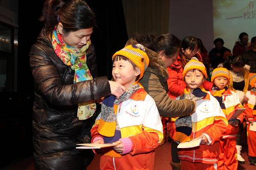 12月31日,“社會(huì)媽媽”給山東省文登市實(shí)驗(yàn)小學(xué)留守、流動(dòng)兒童送來保暖衣物。 新年臨近,山東省文登市的“社會(huì)媽媽”紛紛給結(jié)對(duì)的留守、流動(dòng)兒童送去帽子、棉衣等新年禮物,讓他們溫暖過冬。據(jù)了解,文登市已建立35處留守流動(dòng)兒童活動(dòng)站,倡導(dǎo)社會(huì)愛心人士通過“社會(huì)媽媽”的形式送上關(guān)愛。新華社發(fā)(陳宏青 攝)