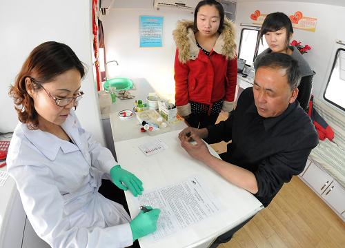 2014年1月1日,在甘肅省張掖市街頭愛心獻(xiàn)血屋,愛心人士在獻(xiàn)血。 新華社發(fā)(王將 攝)