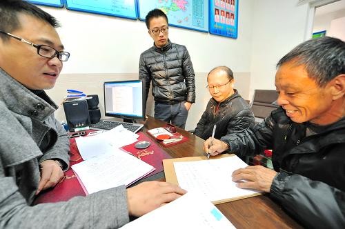 1月3日,農(nóng)民工李理發(fā)(右一)在霞浦縣人社局工作人員的見證下簽訂領(lǐng)取被某建筑公司拖欠工資協(xié)議。2013年初以來,為遏制拖欠農(nóng)民工工資行為,福建省霞浦縣健全縣、鄉(xiāng)、村(社區(qū))三位一體的監(jiān)管機(jī)制,建立農(nóng)民工工資保障金制度。截至2013年12月,該縣已受理欠薪案件41起,為653名農(nóng)民工追回工資514.5萬元。新華社記者 林善傳 攝