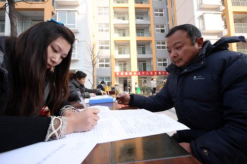 1月2日,在安徽省亳州市蒙城縣金蟾保障房小區(qū),工作人員現(xiàn)場(chǎng)為保障房住戶辦理領(lǐng)取鑰匙手續(xù)。新華社發(fā)(胡衛(wèi)國(guó) 攝)