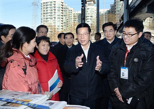 1月3日,中共中央政治局常委、國務(wù)院副總理、國務(wù)院第三次全國經(jīng)濟普查領(lǐng)導(dǎo)小組組長張高麗在北京市考察第三次全國經(jīng)濟普查登記工作。這是張高麗在東城區(qū)雍和大廈北門報刊亭向普查對象和普查人員了解經(jīng)濟普查登記工作進展情況。新華社記者 李濤 攝