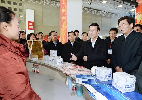 1月3日,中共中央政治局常委、國務(wù)院副總理、國務(wù)院第三次全國經(jīng)濟普查領(lǐng)導(dǎo)小組組長張高麗在北京市考察第三次全國經(jīng)濟普查登記工作。這是張高麗在全國經(jīng)濟普查宣傳點看望慰問普查人員。新華社記者 李濤 攝