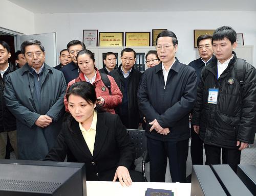 1月3日,中共中央政治局常委、國務(wù)院副總理、國務(wù)院第三次全國經(jīng)濟普查領(lǐng)導(dǎo)小組組長張高麗在北京市考察第三次全國經(jīng)濟普查登記工作。這是張高麗在北京演藝集團觀看工作人員進行經(jīng)濟普查登記工作演示。新華社記者 李濤 攝