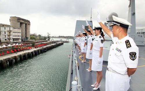 1月2日,在肯尼亞蒙巴薩,中國海軍第十五批護航編隊官兵在井岡山艦上向前來迎接的人群揮手致意。新華社記者 孟晨光 攝