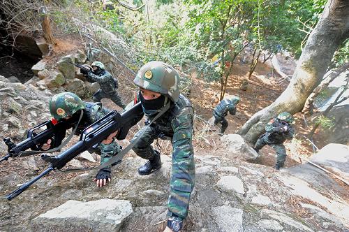 1月7日,武警特戰(zhàn)隊(duì)?wèi)?zhàn)斗小組在搜尋“恐怖分子”過(guò)程中交替掩護(hù)攀爬。新華社記者 彭張青 攝